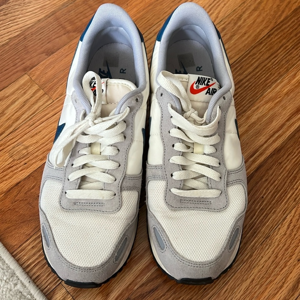 Men’s 8.5 Nike Swoosh Air Sneakers